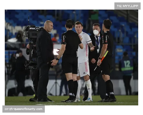 巴萨客场2-1逆转十人马竞,莱万幸运绝杀助球队领先皇马7分 巴萨客场2-1逆转十人马竞,莱万幸运绝杀助球队领先皇马7分